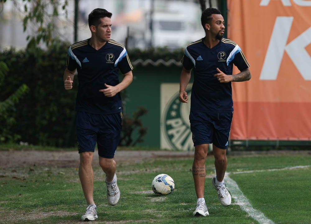Cesar Greco/Ag. Palmeiras/Divulgação _ Em aprimoramento físico, Marcelo Oliveira e Wesley correram em volta do campo e realizaram trabalhos de musculação