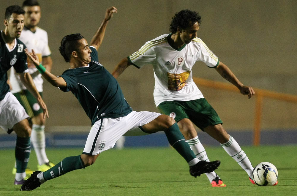 Cesar Greco/Ag. Palmeiras/Divulgação _ Diogo disputa a bola com o jogador Esquerdinha, do Goiás