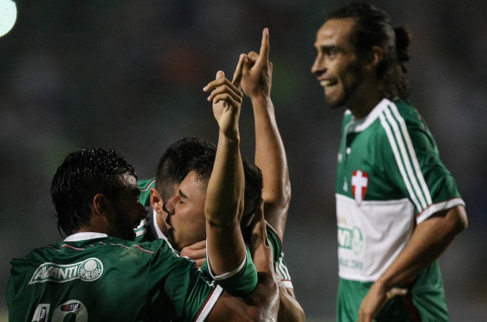 Cesar Greco/Ag. Palmeiras/Divulgação _ João Pedro celebra o segundo gol do Verdão (o primeiro do jovem como profissional) ao lado dos companheiros