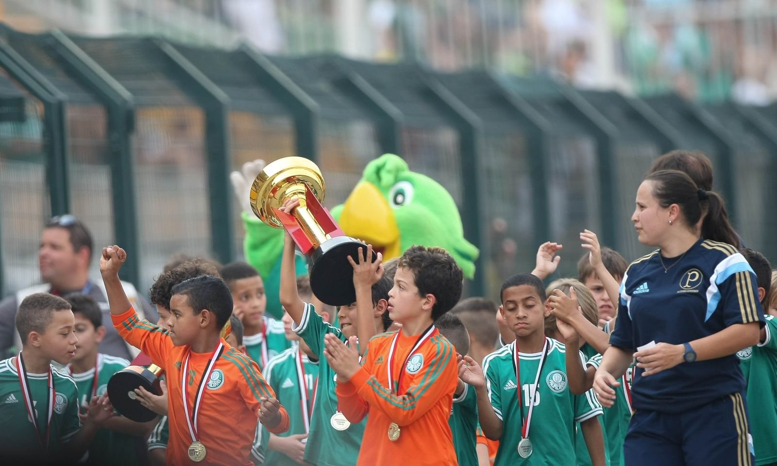 Cesar Greco/Ag. Palmeiras/Divulgação _ Ao lado da treinadora Fernanda Grande, os garotos do futsal comemoraram as conquistas no jogo de Palmeiras e Santos