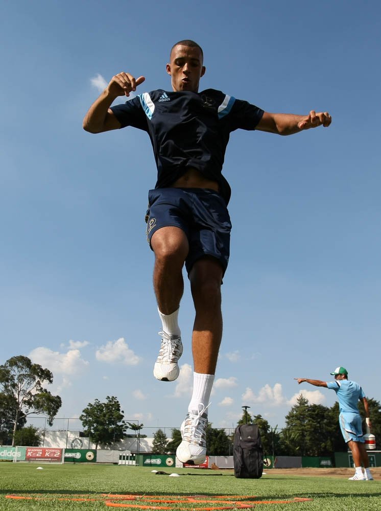 Cesar Greco/Ag. Palmeiras/Divulgação _ Apresentado na Academia, Vitor Hugo suou a camisa nas atividades desta sexta