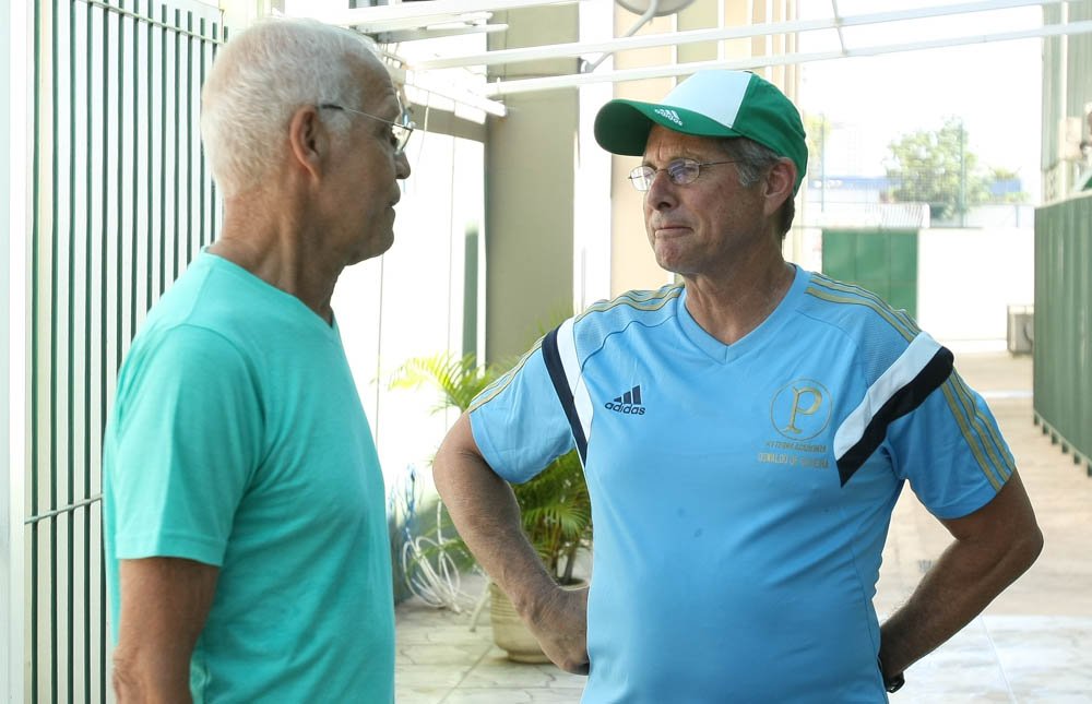 Cesar Greco/Ag. Palmeiras/Divulgação _ Ademir bateu um papo descontraído com Oswaldo de Oliveira e prestigiou as atividades alviverdes deste sábado (10)