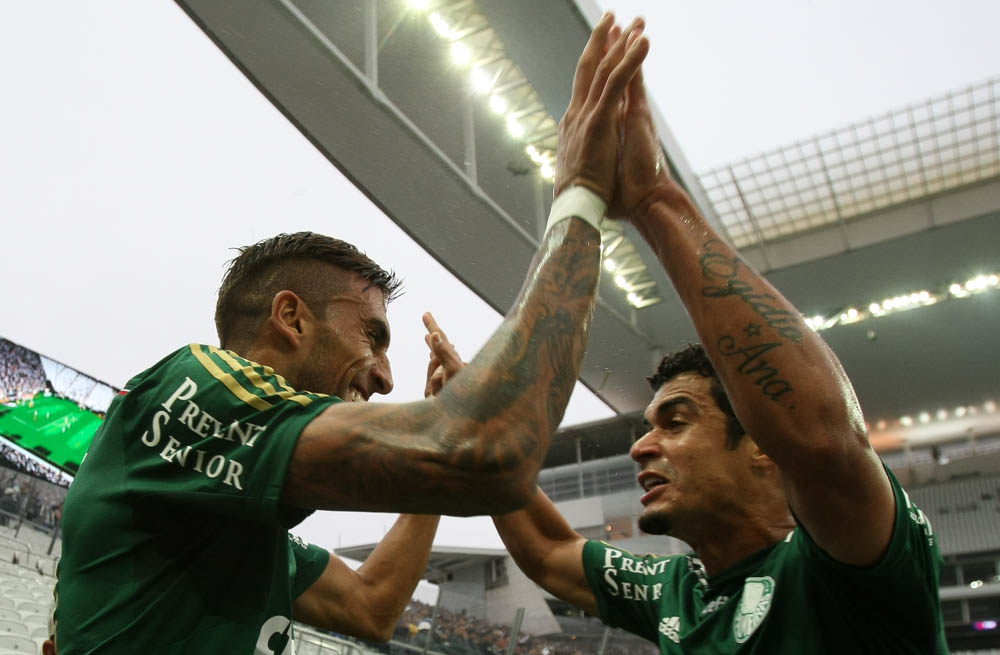 Cesar Greco/Ag. Palmeiras/Divulgação _ Ao lado de Egídio, Marques comemora o 1º gol do Palmeiras diante do arquirrival