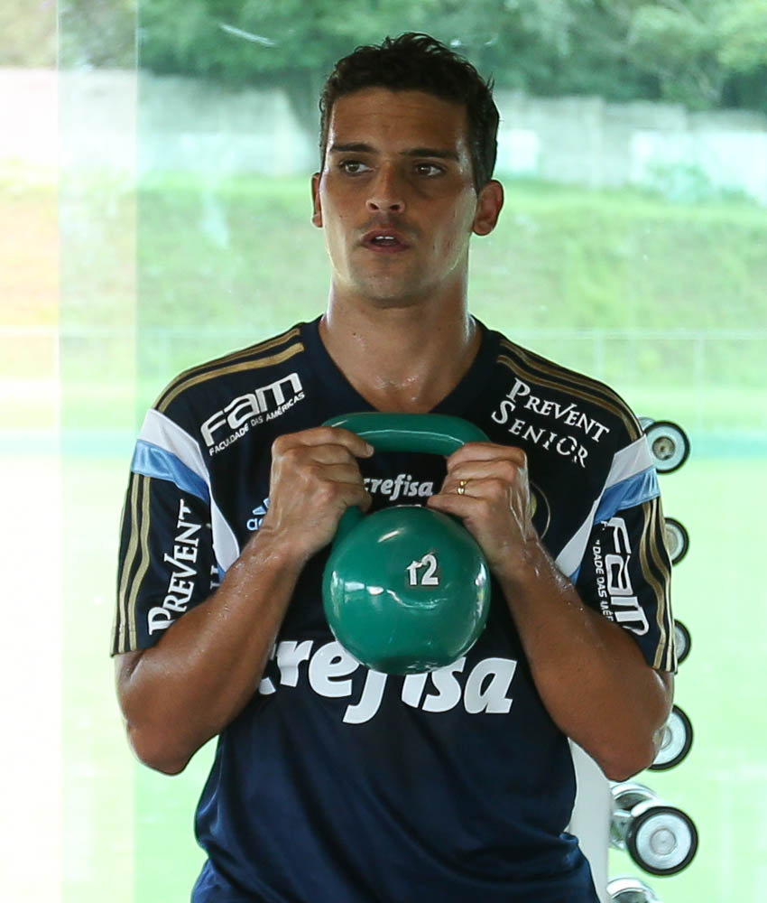 Cesar Greco/Ag. Palmeiras/Divulgação _ O volante Jean, oitavo reforço do Verdão para a temporada, trabalhou na sala de musculação e correu ao redor do campo