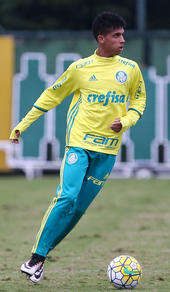 Cesar Greco/Ag Palmeiras/Divulgação _ O meia Vitinho passou pelas Seleções Sub-15 e Sub-17 e agora terá sua primeira chance na Sub-20
