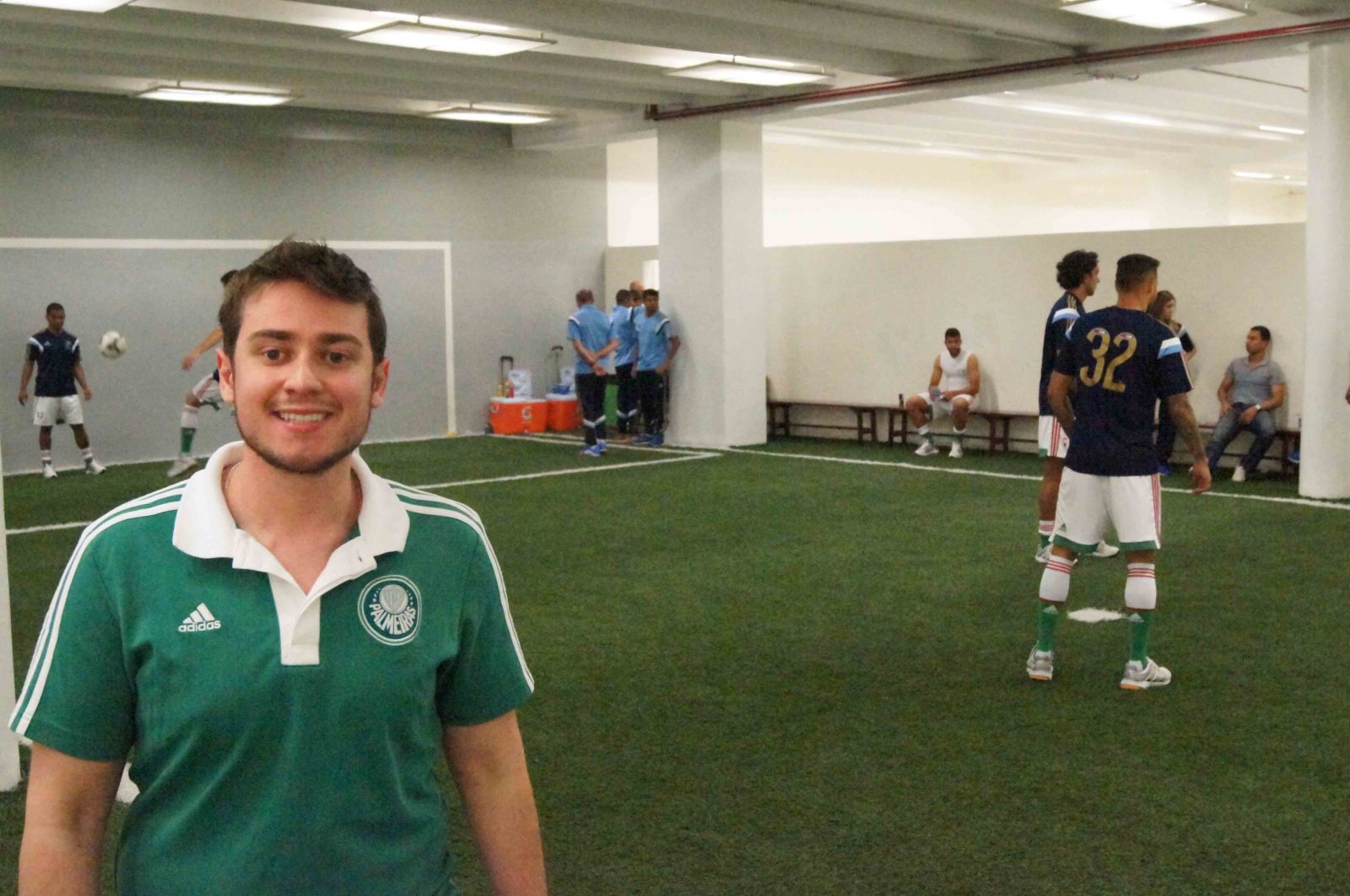 Divulgação _ Bruno teve a oportunidade de ficar no vestiário com os jogadores e foi presenteado com a camisa de Eguren