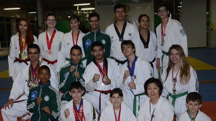 Divulgação _ Equipe de taekwondo do Verdão obteve sete medalhas de ouro, três de prata e um quarto lugar no Circuito BadBoy