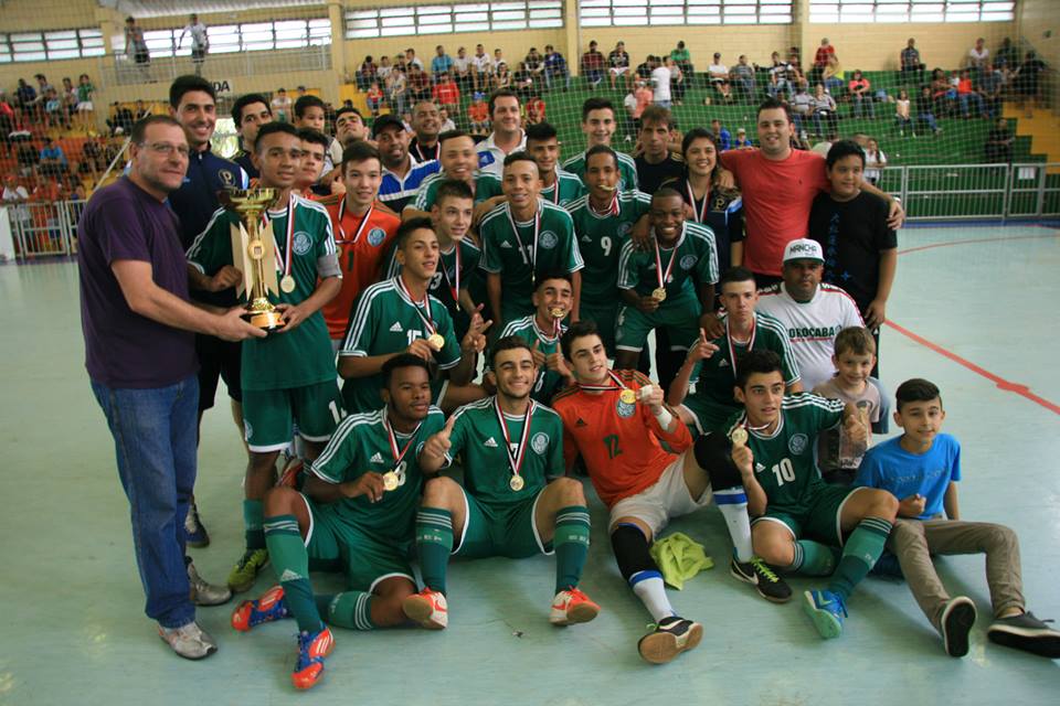 Fabio Menotti/Ag. Palmeiras/Divulgação _ Os garotos do futsal do Palmeiras com o título do Campeonato Metropolitano na categoria-Sub16 