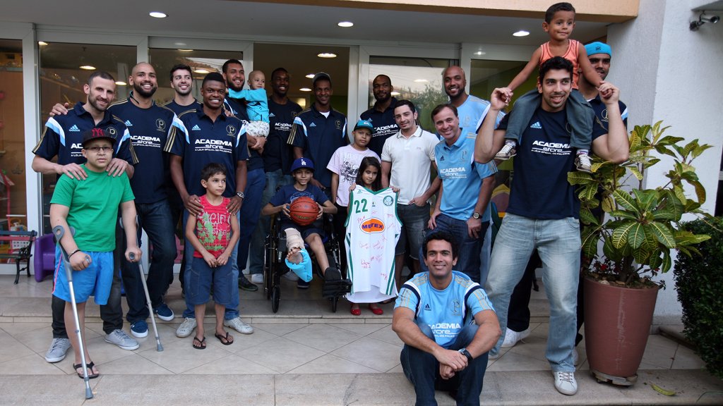 Fabio Menotti/Ag. Palmeiras/Divulgação _ Os palmeirenses e as crianças da Casa Ronald McDonald pousam para a foto após muita diversão durante a tarde