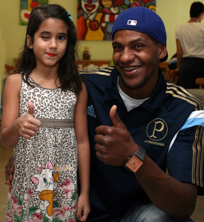 Fabio Menotti/Ag. Palmeiras/Divulgação _ O ala Jhonatan e a bela Clarice Pontes: uma foto em troca de um sorriso