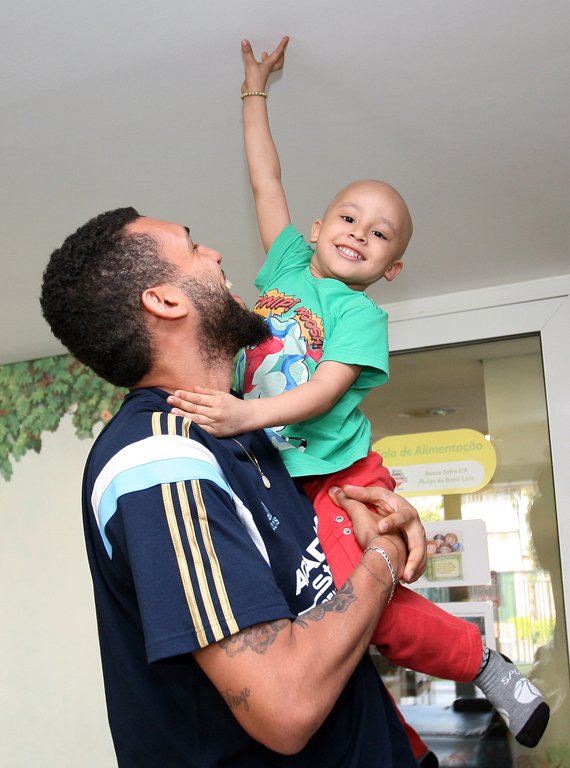 Fabio Menotti/Ag. Palmeiras/Divulgação _ Depois da batalha, o “Homem-Aranha” fez as pazes com o seu novo amigo Douglas