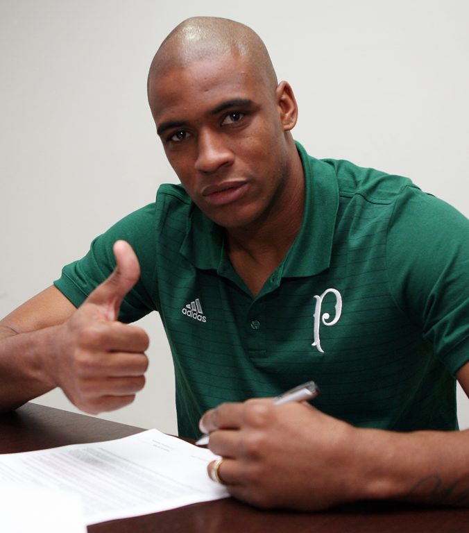 Fabio Menotti/Ag. Palmeiras/Divulgação _ Ex-jogador do Ceará, o mais novo arqueiro alviverde assinou contrato até maio de 2015