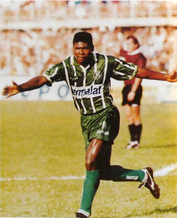 Divulgação _ Em 1996, Cléber marcou duas vezes na goleada do Verdão sobre o Santos na Vila