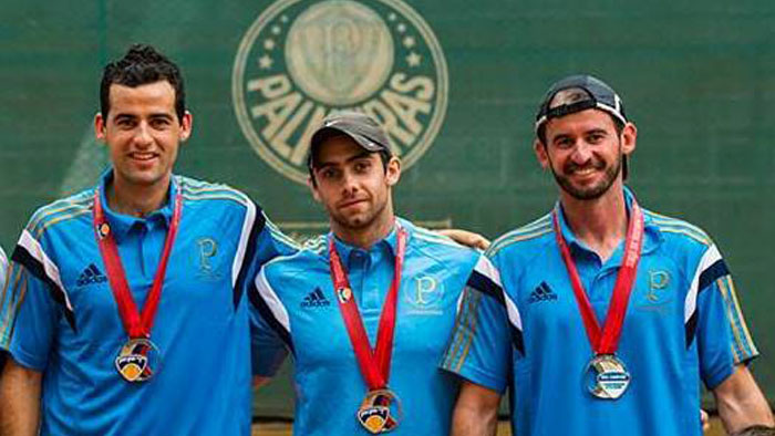 Divulgação _  Robson Queiroz, Felipe Correa e Fabiano Queiroz da equipe de tenistas do Verdão, foram vice-campeões do Campeonato Interclubes da Federação Paulista de Tênis (FPT), pela categoria 1M1