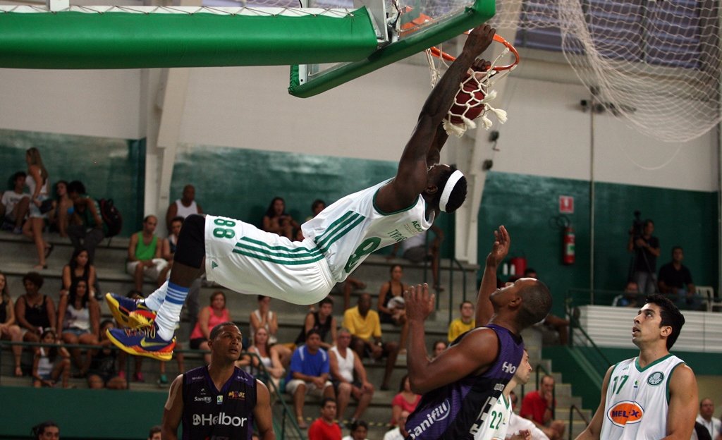 Fábio Menotti/Ag. Palmeiras/Divulgação _ A foto da cravada de Tyrone Curnell na vitória do Verdão sobre o Mogi das Cruzes pode ser a melhor do NBB 6; vote!