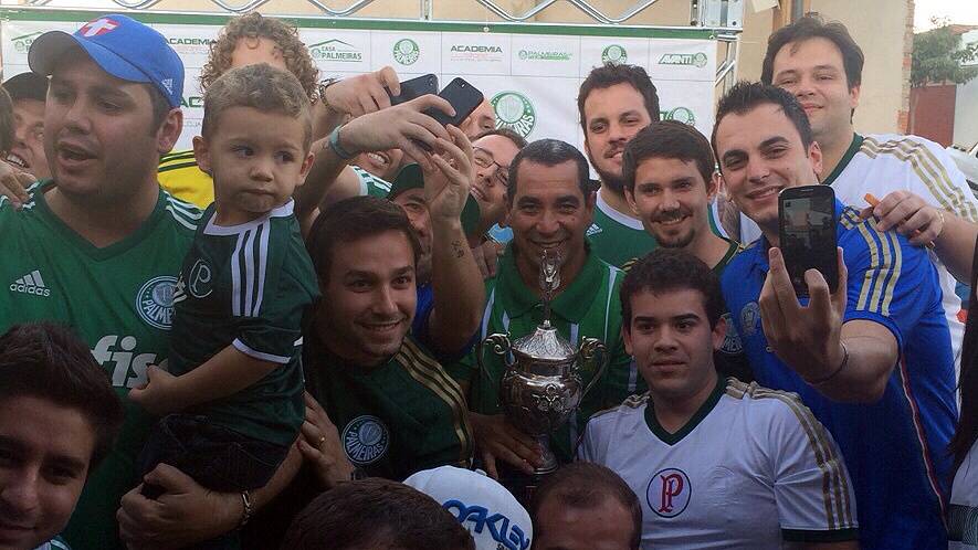Divulgação _ Zinho comemorou a goleada no Choque-Rei deste domingo (28) junto com os torcedores, em Piracicaba