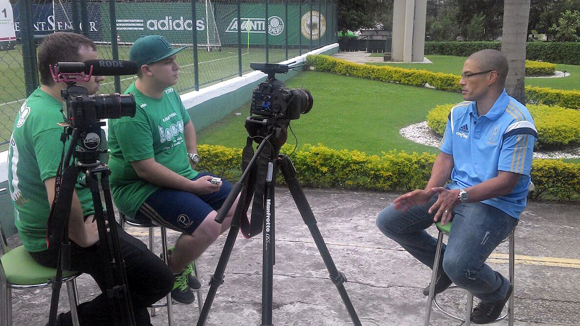 Cesar Greco/Ag.Palmeiras/Divulgação _  Os sócios Alexandre Spitalere (sem boné) e Thiago Penteado (com boné) filmam com o Alex e participam da homenagem para o ex jogador