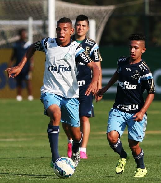 Fabio Menotti/Ag.Palmeiras/Divulgação_Meia Alan Souza (à direita) foi convocado para disputar Sul-Americano com a Seleção