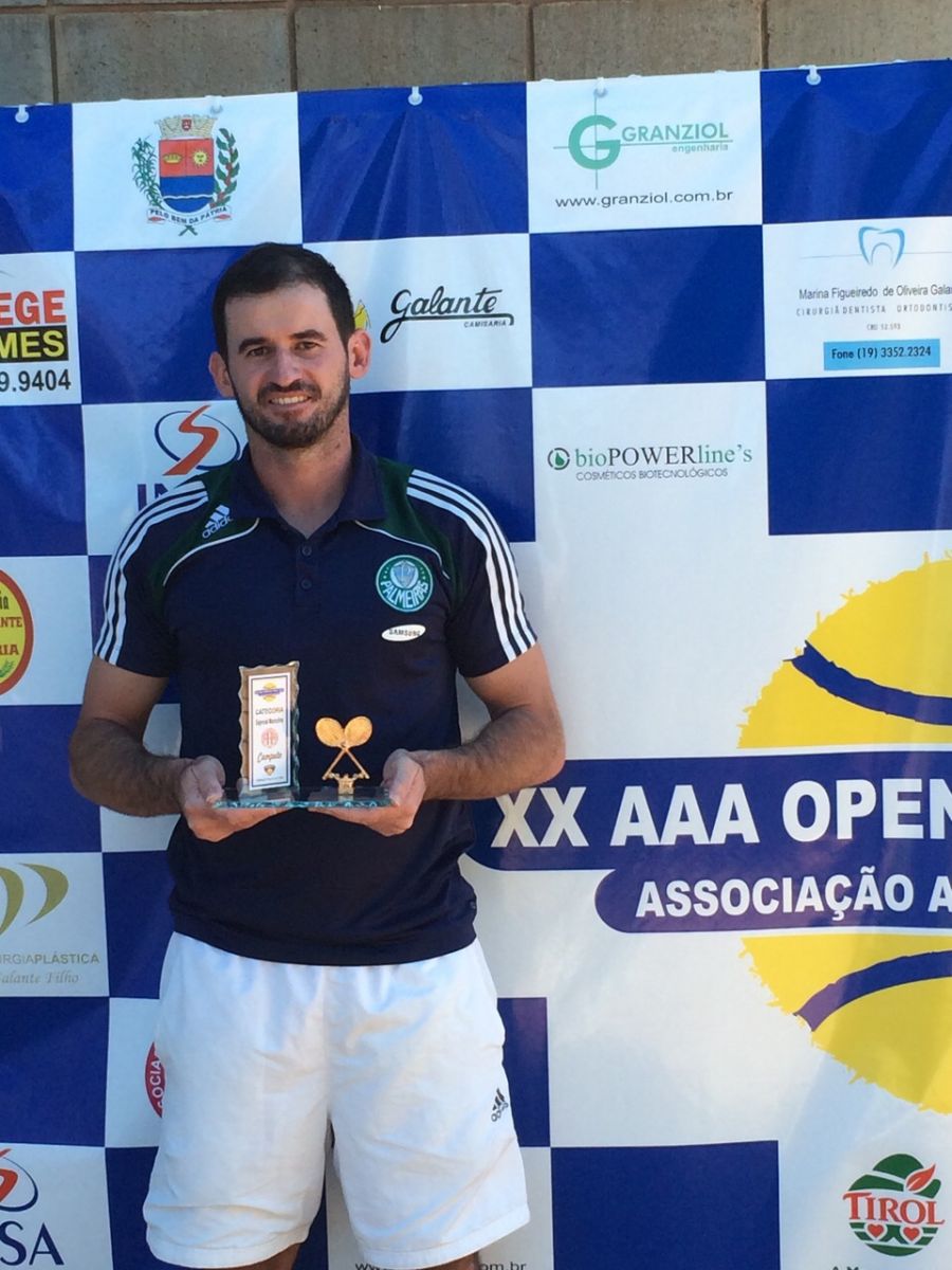 Divulgação_Fabiano Queiroz conquistou mais um troféu para a Academia de Tênis do Verdão