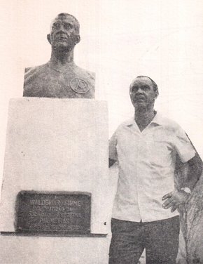 Divulgação _ Waldemar Fiume ao lado de seu busto no Palestra Itália