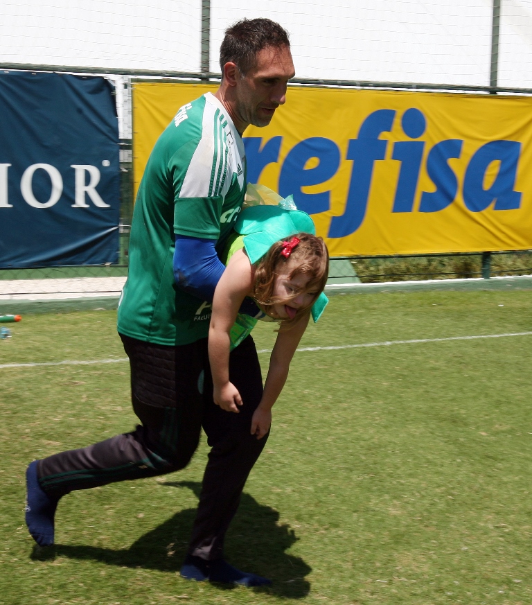 Fabio Menotti/Ag. Palmeiras/Divulgação _ Ao fim do treino, os jogadores brincaram com as crianças vestidas de super-heróis