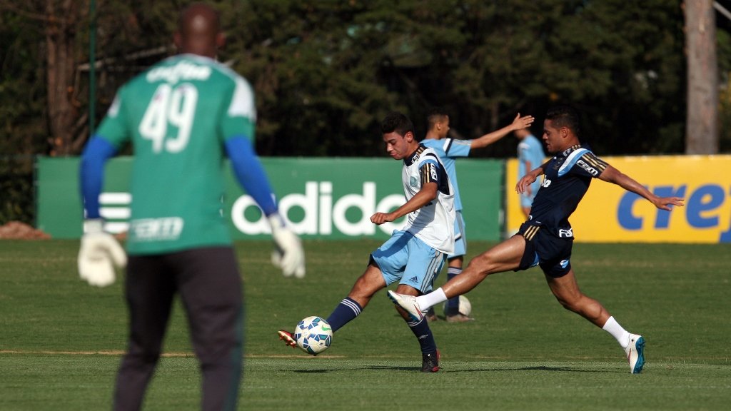 Fabio Menotti/Ag.Palmeiras/Divulgação_Sub-15 do Verdão teve atividade de integração com o elenco profissional nesta segunda (21)