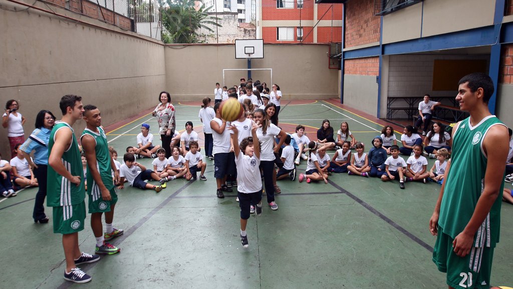 Fabio Menotti/Ag.Palmeiras/Divulgação _ As crianças do colégio Pedroso e Oliveira arremessando para a sexta com os jogadores da base do Basquete Alviverde