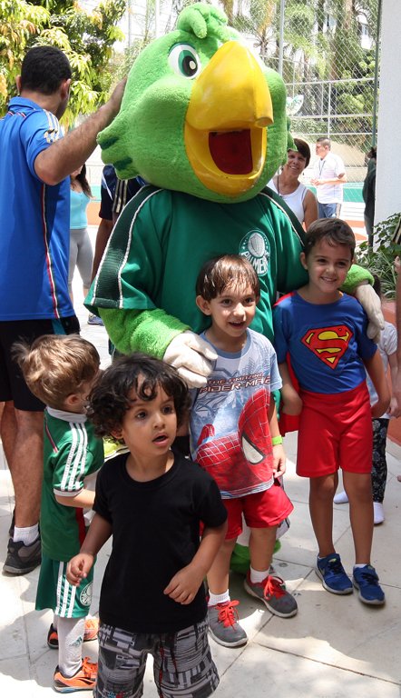 Fabio Menotti/Ag. Palmeiras/Divulgação _ As crianças brincaram e tiraram fotos com o mascote do clube