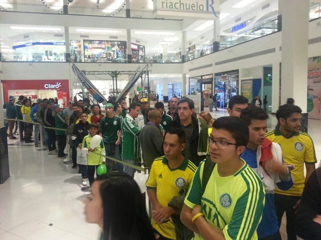 Divulgação _ O torcedor fez fila para conhecer de perto o ídolo do Verdão