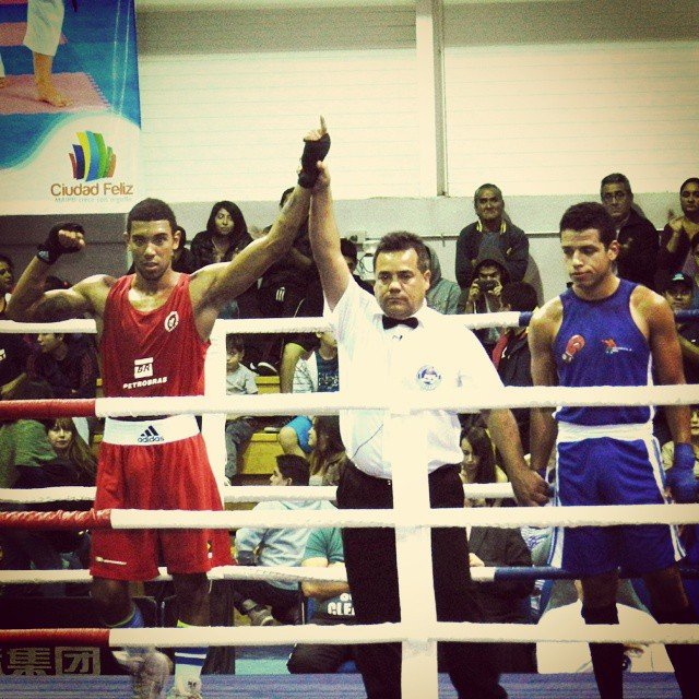 Divugação _ Lutando pela categoria até 64kg, Jhonatan levou a melhor na decisão dos jurados