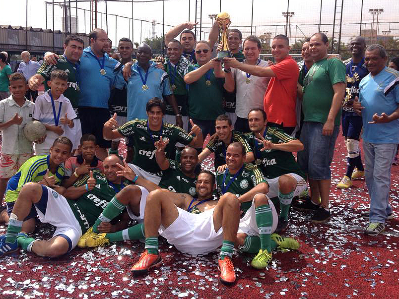 Divulgação _ Jogadores festejam vitória em cima do São Paulo e a conquista da taça de campeões