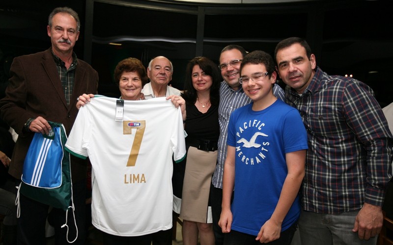 Acervo da família de Lima _ Filha Sueli (com a camisa) e família de Lima recebem homenagem do Palmeiras