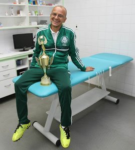 Divulgação _ Serginho recebeu do elenco um troféu com uma placa de o ‘melhor massagista do Brasil’