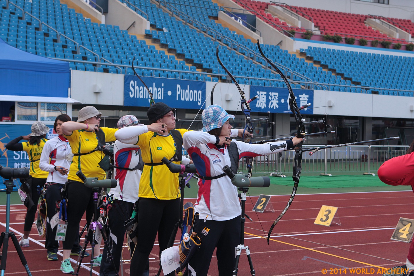 Crédito: World Archery _ A palmeirense Sarah (segunda da direita para a esquerda) na primeira etapa da Copa do Mundo, na China