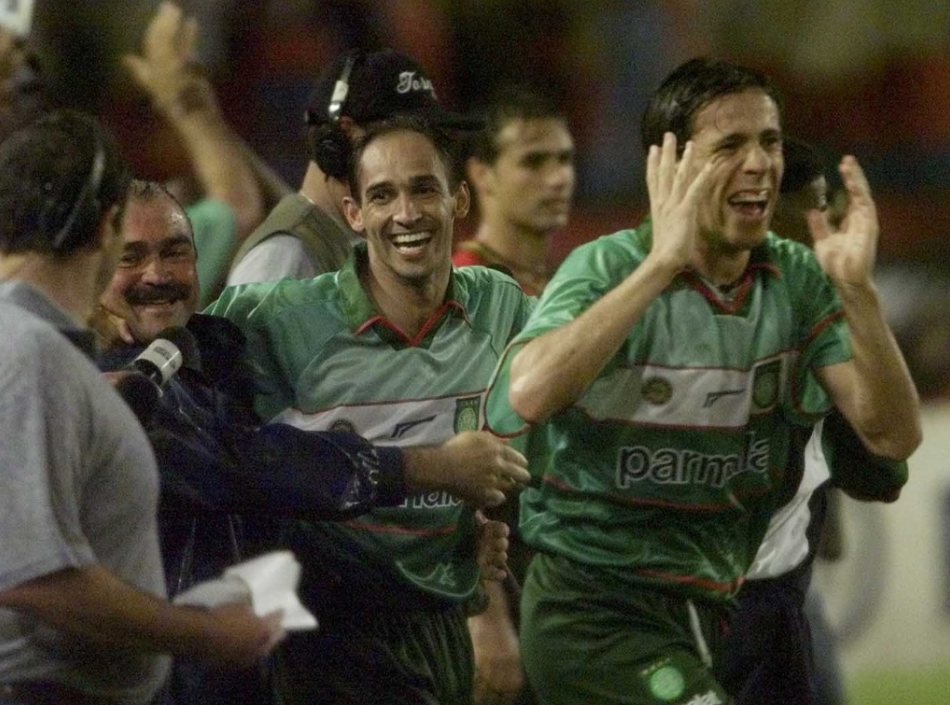 Eduardo Knapp/Folha Imagem _ O técnico Murtosa e os ex-jogadores do Verdão, Basílio e Taddei, comemoram o título da Copa dos Campeões