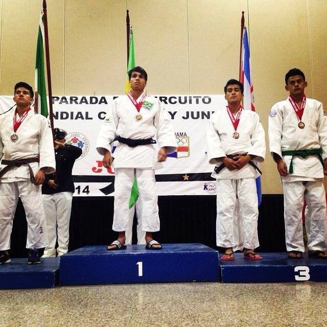 Divulgação_Judoca alviverde no topo do pódio