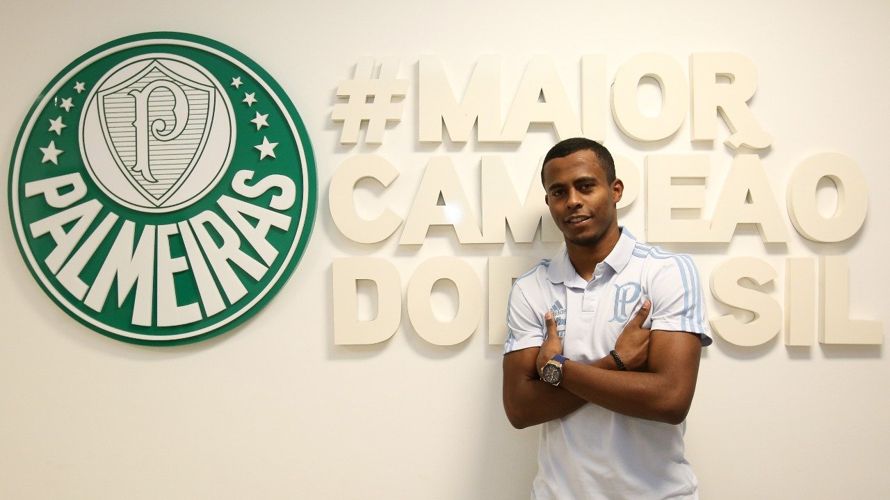 Novo reforço, Carlos Eduardo visita Academia e exalta grandeza do clube –  Palmeiras