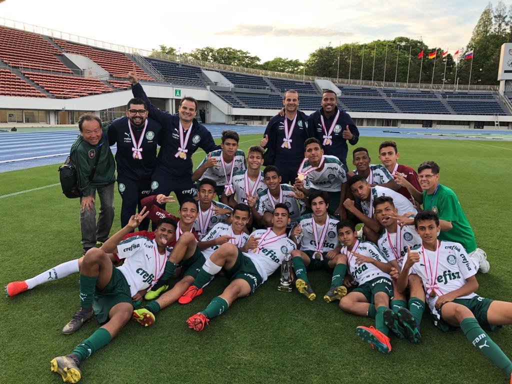 Campeão Mundial Sub-16 é aplaudido na escola em vídeo viral 