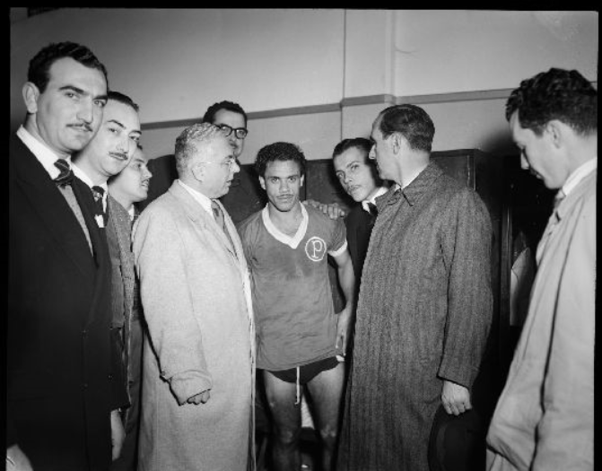 O atacante Liminha com o presidente do Palmeiras, Mario Frugiuele, à sua direita, e demais membros da diretoria