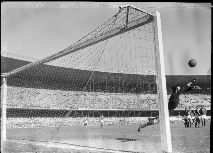 O goleiro Fábio faz excelente defesa em cobrança de falta dos donos da casa