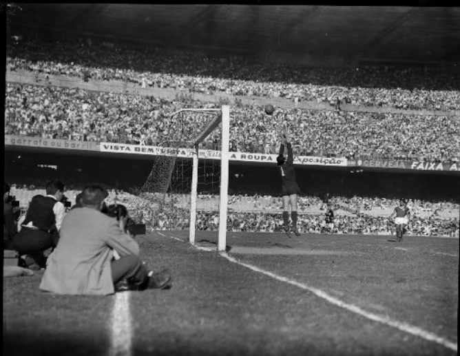 O goleiro Fábio em mais uma saída de bola com êxito