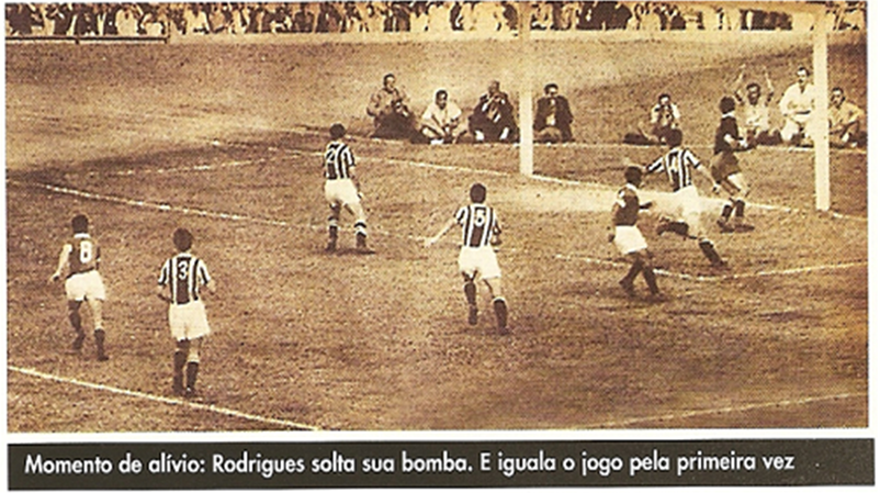 A defesa da Juventus apenas observa a bola de Rodrigues morrer no fundo do gol