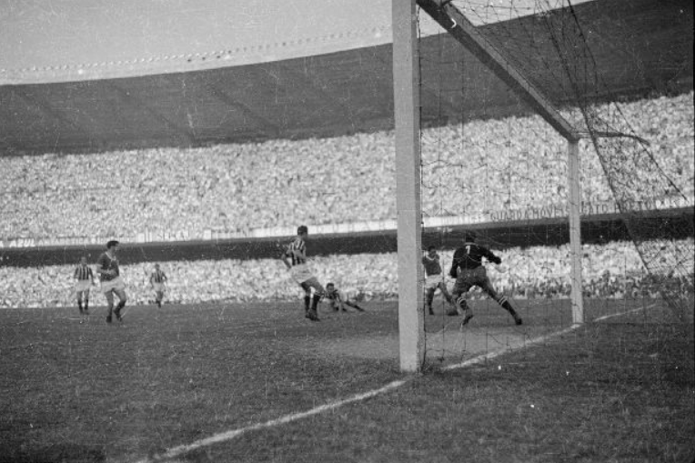 Momento do segundo gol do Palmeiras, marcado por Liminha