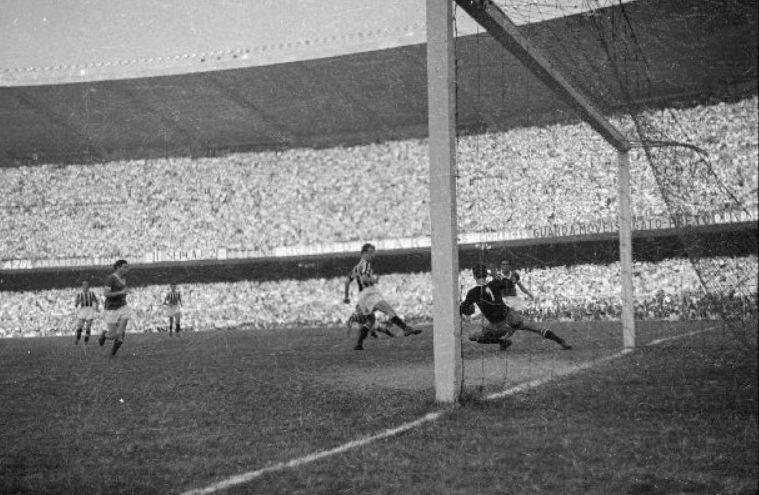 Momento do segundo gol do Palmeiras, marcado por Liminha