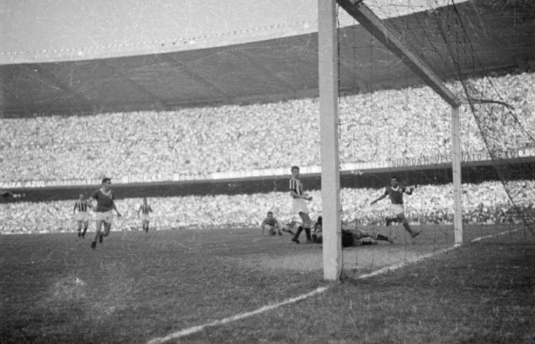 Estádio TNT Sports - Há exatos 69 anos, o Verdão se consagrava como o  primeiro campeão mundial!