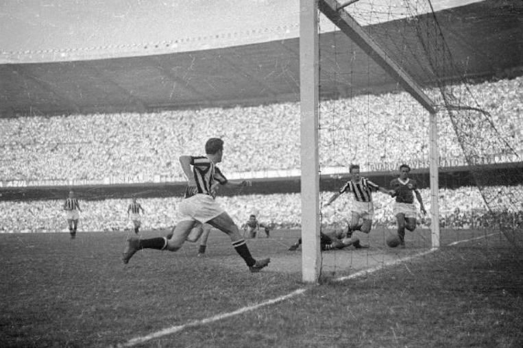 Momento do segundo gol do Palmeiras, marcado por Liminha