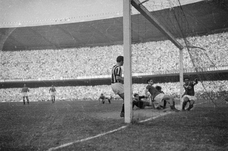 Momento do segundo gol do Palmeiras, marcado por Liminha