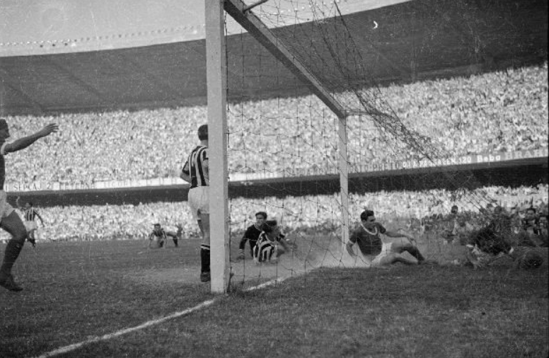 Momento do segundo gol do Palmeiras, marcado por Liminha