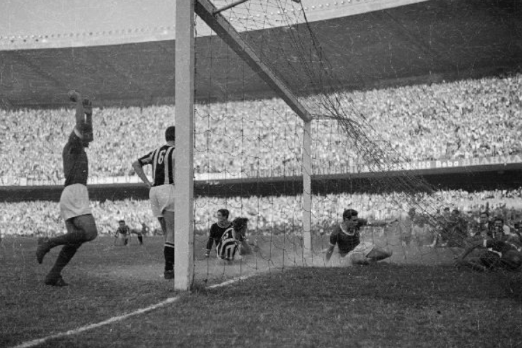 Momento do segundo gol do Palmeiras, marcado por Liminha