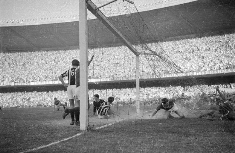 Momento do segundo gol do Palmeiras, marcado por Liminha